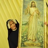 S. Jolanta Pietrasińska pokazuje obraz Jezusa Miłosiernego z lat 40. XX wieku