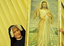 S. Jolanta Pietrasińska pokazuje obraz Jezusa Miłosiernego z lat 40. XX wieku