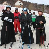 Co roku zawody otwiera przejazd w sutannach - i modlitwa