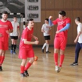 Radość zawodników z Łowicza po strzeleniu gola drużynie z Sochaczewa