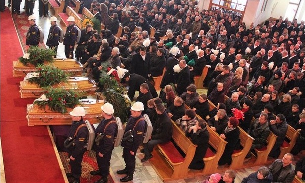 1 kwietnia 2012 r. w Kamesznicy - pogrzeb trzech górników, którzy zginęli w wypadku w Przybędzy