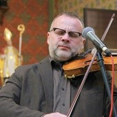 Tomek prowadzi