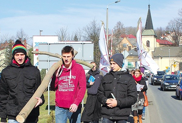 Czekając na ŚDM, młodzi cieszyniacy ruszyli na ulice z krzyżem, słowem Bożym i... popiołem