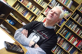 Zygmunt Jaszczak w koszulce z fotografią wuja Franciszka Majewskiego ps. „Słony”