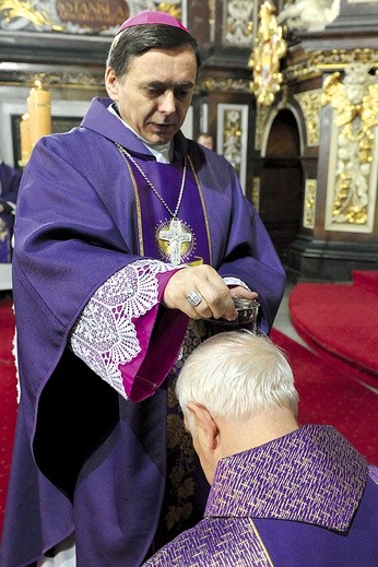 Popielec, bp Ignacy Dec przyjmuje z rąk bp. Adama Bałabucha znak posypania głowy popiołem