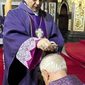 Popielec, bp Ignacy Dec przyjmuje z rąk bp. Adama Bałabucha znak posypania głowy popiołem