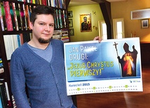  Dominik z kalendarzem, który ilustruje pierwszych 12 billboardów wydanych przez fundację