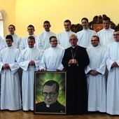  Prefektem rocznika, który 21 lutego przyjął posługę lektoratu, jest ks. Paweł Til, ojcem duchownym – ks. Marek Długajczyk, patronem – św. Josemaría Escrivá de Balaguer 
