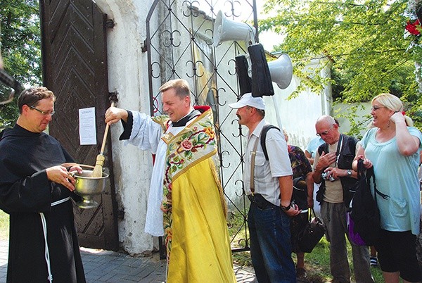  Każdego roku do Miedniewic przybywają rzesze pielgrzymów