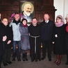 Grupa Modlitwy Ojca Pio działająca przy rozwadowskim klasztorze Na stronie obok: Plakat zachęcający do udziału w rekolekcjach