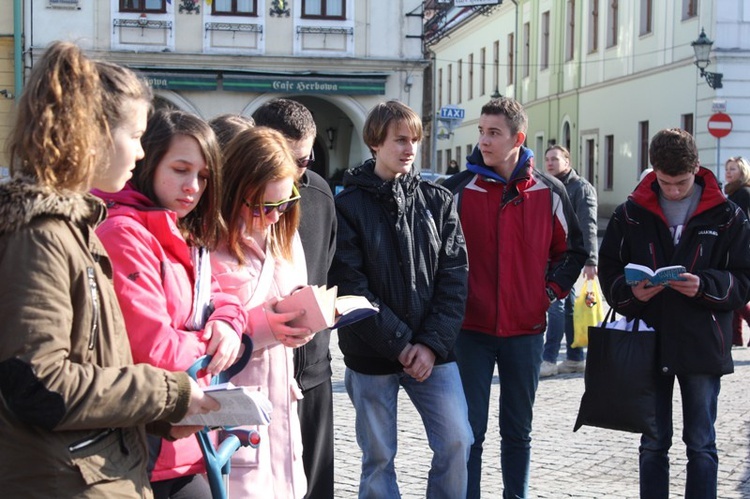 Młodzi cieszyniacy z krzyżem na rynku