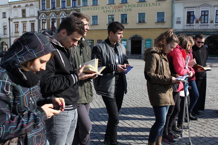 Młodzi cieszyniacy z krzyżem na rynku