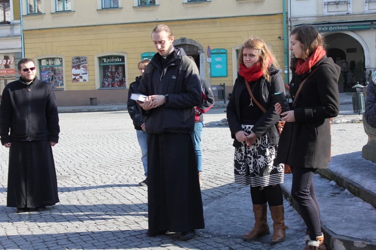 Młodzi cieszyniacy z krzyżem na rynku