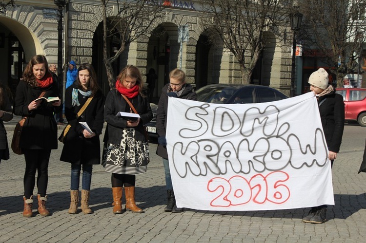 Młodzi cieszyniacy z krzyżem na rynku