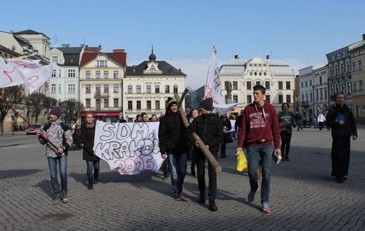 Młodzi cieszyniacy z krzyżem na rynku