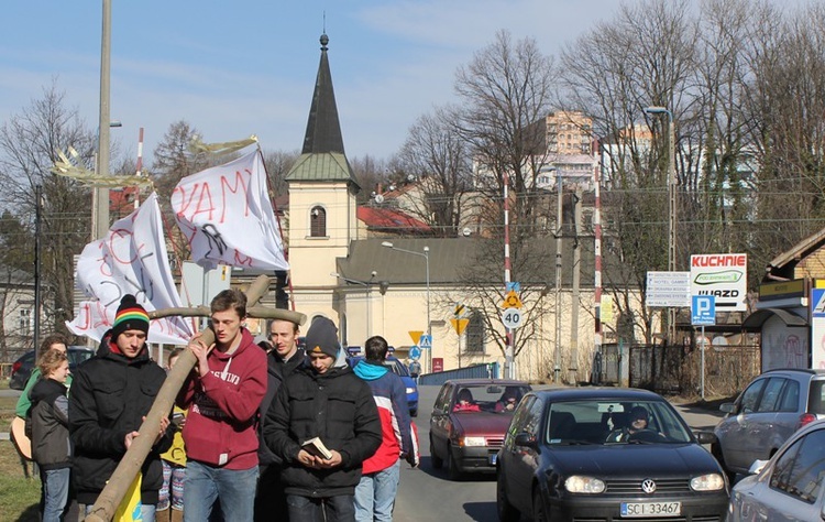 Młodzi cieszyniacy z krzyżem na rynku