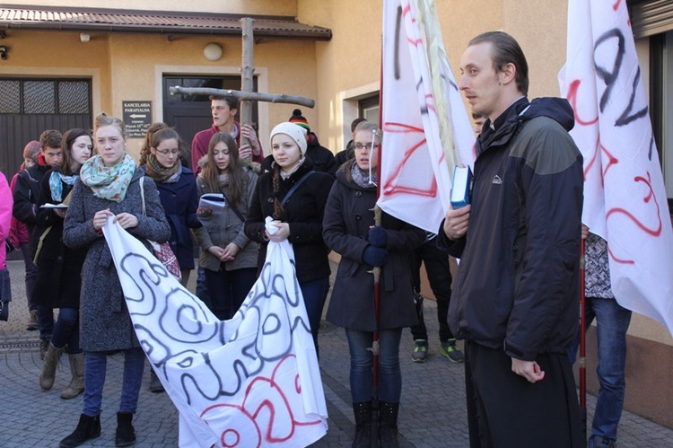 Młodzi cieszyniacy z krzyżem na rynku