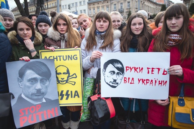 Studenci ze Lwowa na wiecu w rocznicę masakry na kijowskim Majdanie i upamiętniającym ofiary wojny we wschodniej Ukrainie