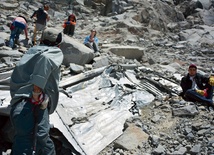 Alpiniści przy szczątkach chilijskiego samolotu, który rozbił się w Andach 3 kwietnia 1961 roku. Wrak właśnie odnaleziono w paśmie Linares, na wysokości 3200 m n.p.m.