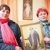 Stanisława Kutrzuba i Lucyna Kasperek (z prawej) podjęły całkowitą abstynencję, by tą ofiarą pomóc innym. Na zdjęciu z obrazem patrona wspólnoty, św. Stanisława