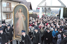  Procesja do kościoła w Stasiówce 