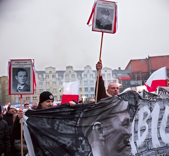  Wspomnienie to za mało, marsz i wzniosłe hasła to też za mało. Trzeba zrobić dużo więcej: wpatrzeć się w tych ludzi, bo oni wyrastali na Ewangelii  – przypominał podczas Mszy św. poprzedzającej słupski marsz pamięci bp Edward Dajczak