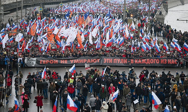 1.03.2015. Moskwa. Rosja. Około 52 tys. osób uczestniczyło w marszu żałobnym poświęconym pamięci Borysa Niemcowa, opozycjonisty zamordowanego w piątek wieczorem w stolicy Rosji. To największa od lat akcja środowisk demokratycznych w Moskwie. Otwierający marsz nieśli wielki transparent: „Bohaterowie nie umierają.  Kule przeznaczone dla każdego z nas”. O Niemcowie czytaj na ss. 58–59