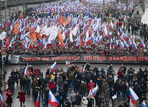 1.03.2015. Moskwa. Rosja. Około 52 tys. osób uczestniczyło w marszu żałobnym poświęconym pamięci Borysa Niemcowa, opozycjonisty zamordowanego w piątek wieczorem w stolicy Rosji. To największa od lat akcja środowisk demokratycznych w Moskwie. Otwierający marsz nieśli wielki transparent: „Bohaterowie nie umierają.  Kule przeznaczone dla każdego z nas”. O Niemcowie czytaj na ss. 58–59