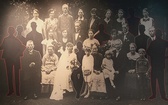 Zdjęcie weselne rodziny Polloków bez mężczyzn kończy ekspozycję o tragedii