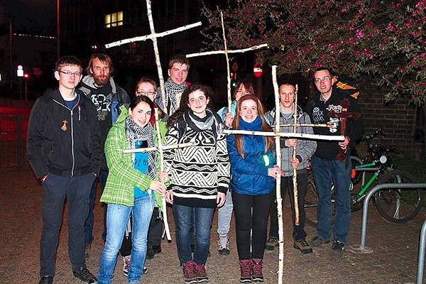  Nocne wyjście spod kościoła dominikanów we Wrocławiu 