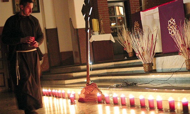 Kapucyni przed ołtarzem stawiają koptyjski krzyż. Obok niego 21 świec. Zapalają jedną po drugiej. Po minucie płomienie palą się już równomiernie, wyciągając się ku górze 