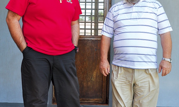 O. Maciej Braun i ks. Edward Gorczaty na terenie szkoły języka suahili w Musomie