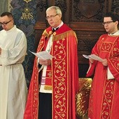  Bp Piotr Libera we wszystkie niedziele Wielkiego Postu głosi w katedrze kazania pasyjne