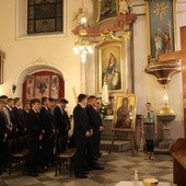 Znaki ŚDM w sanktuarium św. Barbary w Strumieniu jako pierwsi uczcili bierzmowańcy i ich rodzice