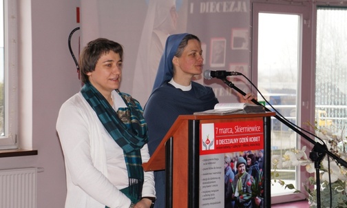 Zgromadzone panie powitała Agnieszka Napiórkowska, kierownik "Gościa Łowickiego" (po lewej)