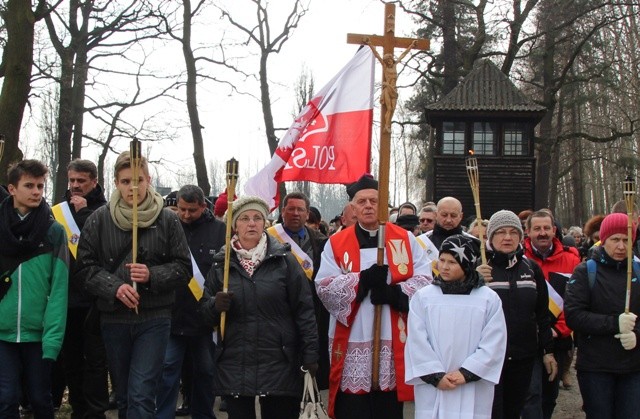 Ponad 3 tysiące osób z wielu miejscowości Polski południowej uczestniczyły w obozowej Drodze Krzyżowej