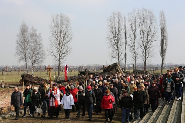 Droga Krzyżowa o trzeźwość narodu w KL Auschwitz-Birkenau