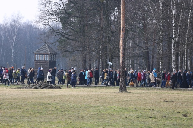 Droga Krzyżowa o trzeźwość narodu w KL Auschwitz-Birkenau