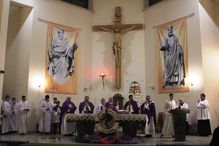 Krzyż i ikona Matki Bożej w Szczyrku