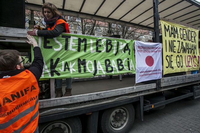 Dziwne hasła na Manifie