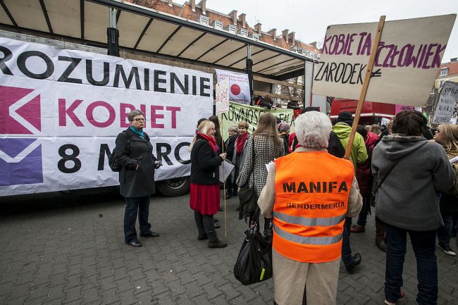 Dziwne hasła na Manifie