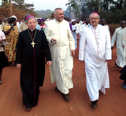 Srebrny jubileusz święceń kapłańskich w Kamerunie.  Idą (od lewej): bp Henryk Tomasik, ks. Mirosław Bujak i bp Jan Ozga