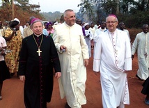 Srebrny jubileusz święceń kapłańskich w Kamerunie.  Idą (od lewej): bp Henryk Tomasik, ks. Mirosław Bujak i bp Jan Ozga