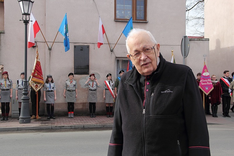 Ks. Stefan Wysocki przed budynkiem dawnego więzienia UB i NKWD w Łowiczu