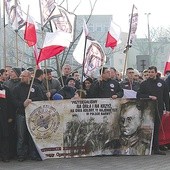 Marsz Żołnierzy Wyklętych w Płocku przywołuje pamięć niezłomnych bohaterów, skazanych na śmierć, niepamięć i przezwanych przez nikczemnych „bandytami”