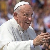Gesty bliskości, uśmiechy, rozmowy, przytulenia są ważnym elementem języka obecnego papieża