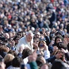7 marca 2015 r. w 60. rocznicę powstania Komunii i Wyzwolenia ponad 80 tys. członków Ruchu spotkało się na specjalnej audiencji z papieżem Franciszkiem. Było to największe zgromadzenie jednego ruchu kościelnego od dekad. „Lektura książek ks. Giussaniego wpłynęła mocno na moje życie” – mówił papież. 