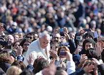 7 marca 2015 r. w 60. rocznicę powstania Komunii i Wyzwolenia ponad 80 tys. członków Ruchu spotkało się na specjalnej audiencji z papieżem Franciszkiem. Było to największe zgromadzenie jednego ruchu kościelnego od dekad. „Lektura książek ks. Giussaniego wpłynęła mocno na moje życie” – mówił papież. 