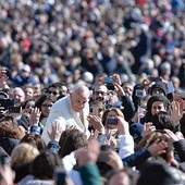 7 marca 2015 r. w 60. rocznicę powstania Komunii i Wyzwolenia ponad 80 tys. członków Ruchu spotkało się na specjalnej audiencji z papieżem Franciszkiem. Było to największe zgromadzenie jednego ruchu kościelnego od dekad. „Lektura książek ks. Giussaniego wpłynęła mocno na moje życie” – mówił papież. 