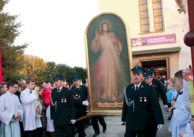  Strażacy wyprowadzają obraz z kościoła w Gumniskach